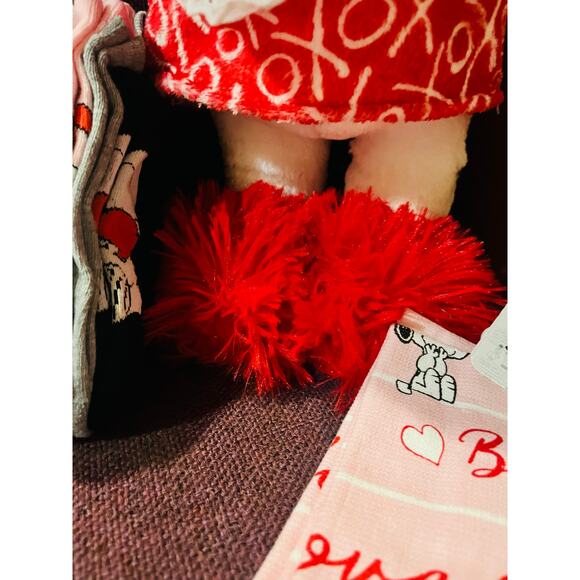 Snoopy Valentine’s Day / bundle lot love throw 50 by 70 with 1 9 pack of socks - Picture 10 of 13